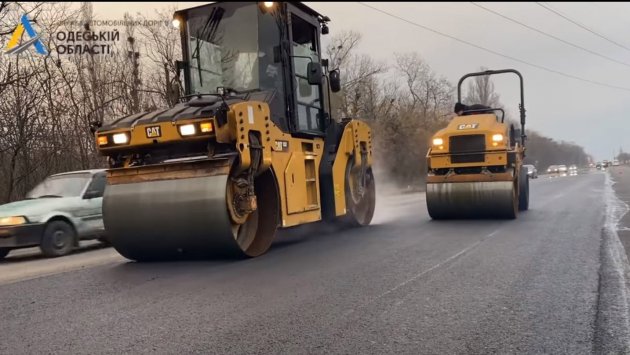 САД: нове дорожнє покриття укладають на дорозі Одеса — Мелітополь — Новоазовськ (відео)