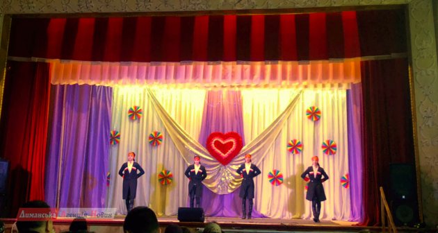 Песнями, танцами и с конфетами отметили День святого Валентина в Першотравневом (фото)