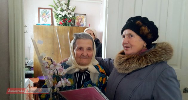 Внимание и подарки ко дню рождения. В Першотравневом поздравили жительницу Веру Москаленко