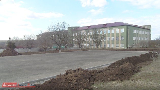 Міні-футбольне поле, освітлення та тротуарна доріжка: у Першотравневому триває будівництво нової спортивної зони (фото)