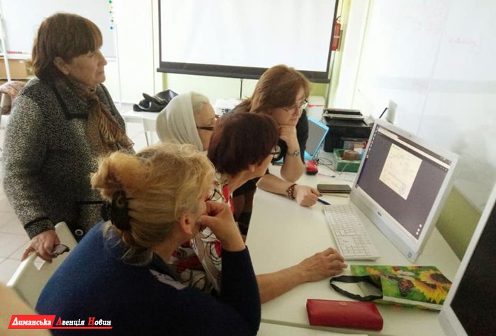 В Першотравневом учили старшее поколение управляться с компьютером.