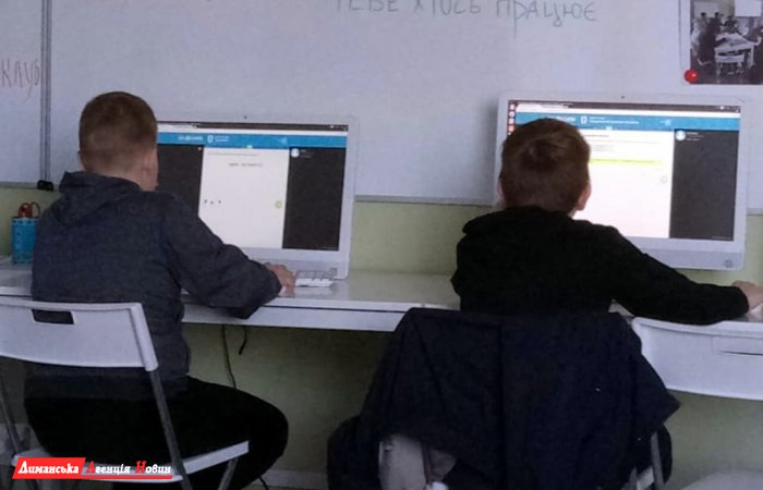 Школярі Першотравневого навчають інших школярів IT-програмуванню (фото)