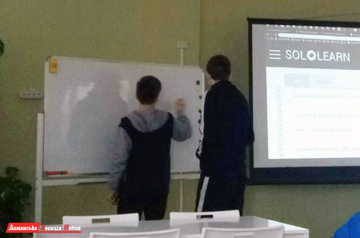 Школярі Першотравневого навчають інших школярів IT-програмуванню (фото)