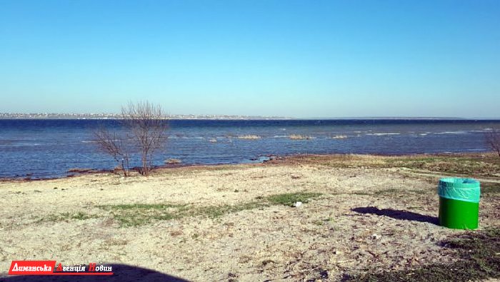 На берегу Тилигула установили урны (фото)