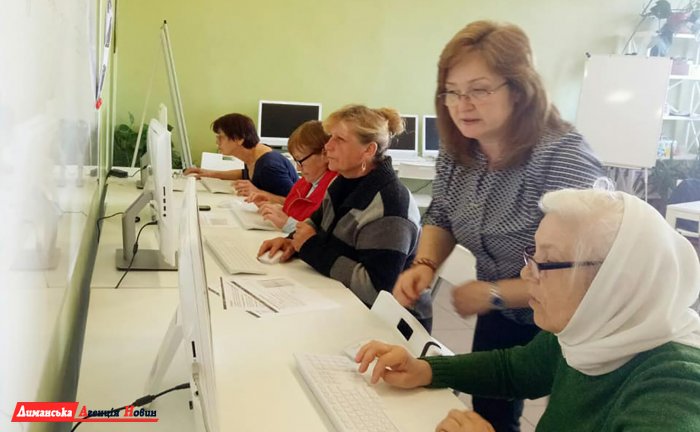 "ПростОсвіт" учит старшее поколение компьютерной грамотности (фото)