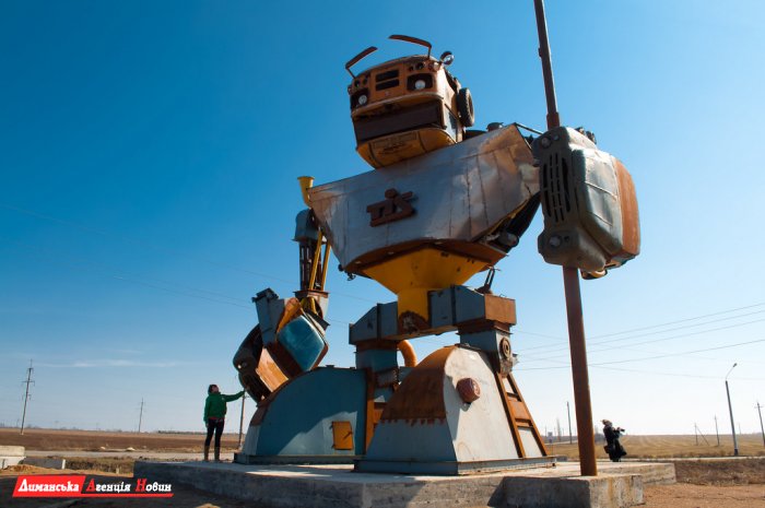 Знаменитий робот ТІС. Історія створення металевої скульптури (фото)