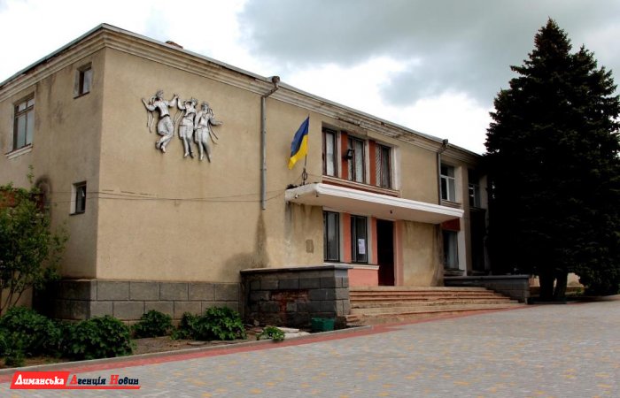 Готовим сани летом - в Першотравневом приступят к замене окон в Доме культуры (фото)