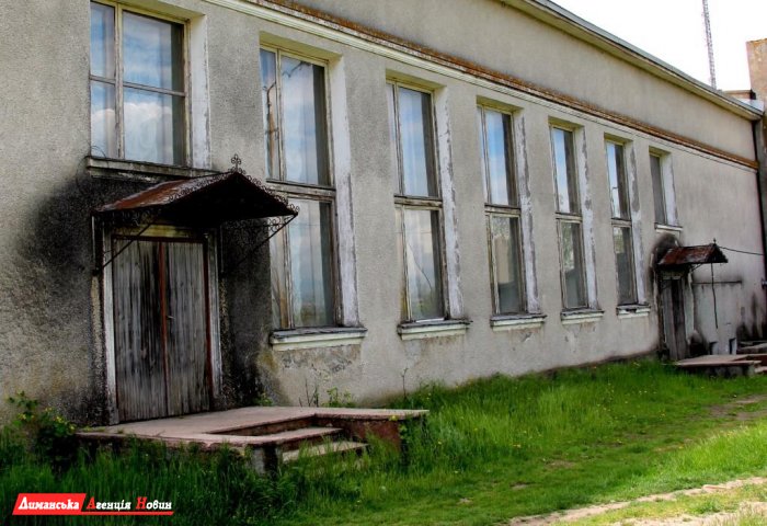 Готуємо сани влітку - у Першотравневому починають міняти вікна у Будинку культури
