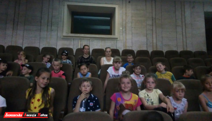 Всей громадой - на спектакль. Маленькие жители Визирской ОТГ посетили театр