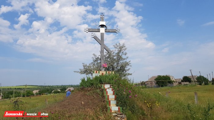 В Конном реконструировали придорожный крест.