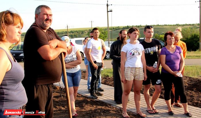 Жители села Конное высадили "Аллею дружбы".