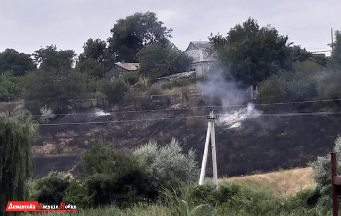 В селе Александровка Лиманского района вспыхнул пожар.