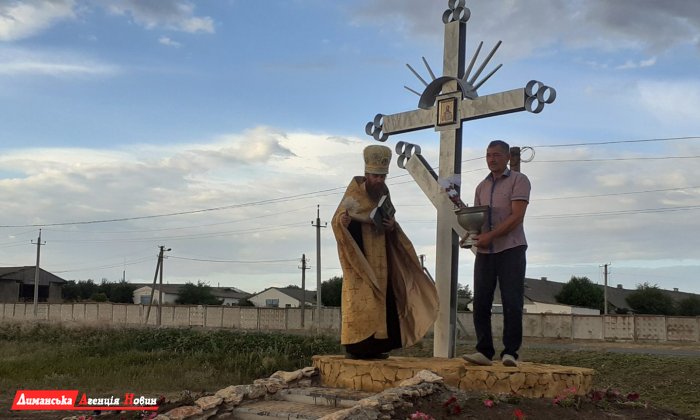 У Кінному на Лиманщині освятили придорожнього хреста.