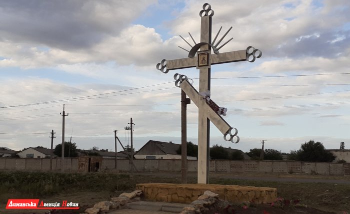 У Кінному на Лиманщині освятили придорожнього хреста (фото)