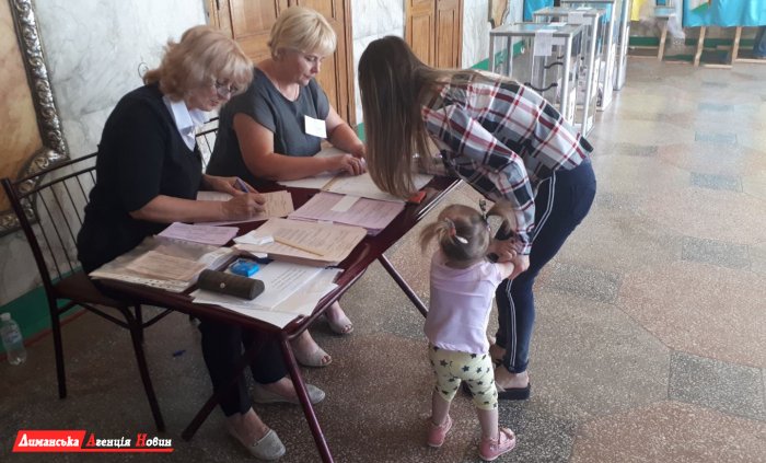 Жители Першотравневого проголосовали на местных выборах.