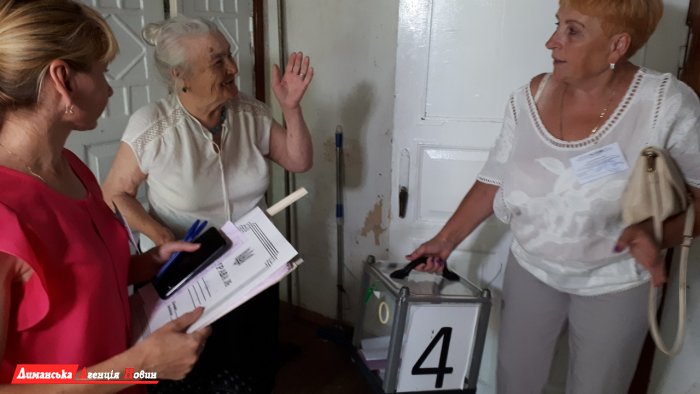 Деякі жителі Визирки голосували не виходячи з дому.