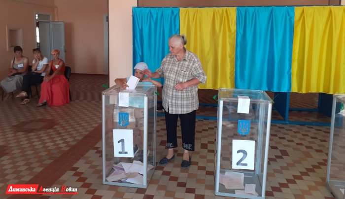 Остаточні результати голосування в Любополі. По одному з округів жителі не визначилися з депутатом.