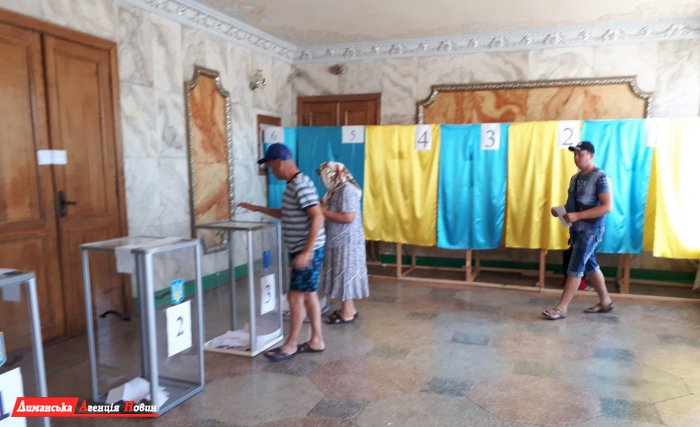 Відомо, як проголосували на найбільшій виборчій дільниці в Першотравневому.