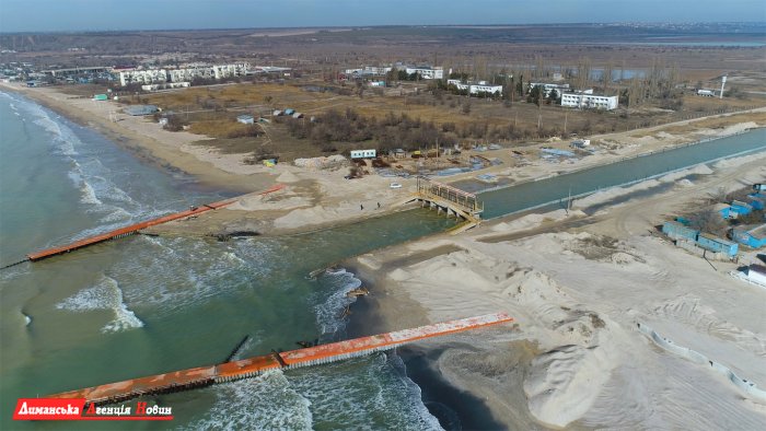 Строители укрепляют соединительный канал "Тилигул - Черное море" (фото)