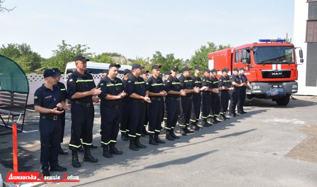 Спасатели Лиманщины получили новый пожарный автомобиль (фото)