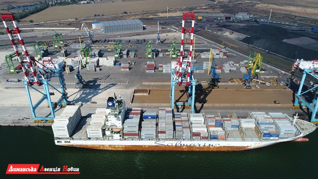 Интенсивность работы контейнерного терминала "ТИС" выросла до 25-27 тысяч тонн в сутки.