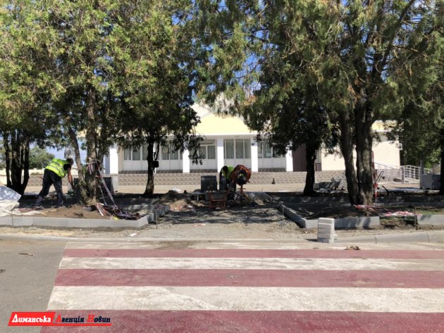 На площади перед Визирским домом культуры продолжается реконструкция.