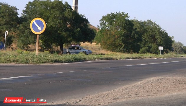 Власними силами поклали асфальт. Як в Олександрівці ремонтували дорогу.