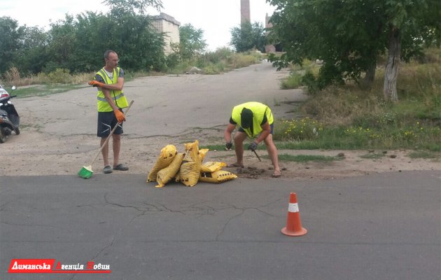 Власними силами поклали асфальт. Як в Олександрівці ремонтували дорогу.