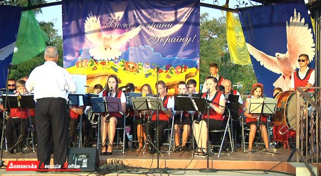 С песнями и танцами в Визирке отпраздновали День Независимости (фото)
