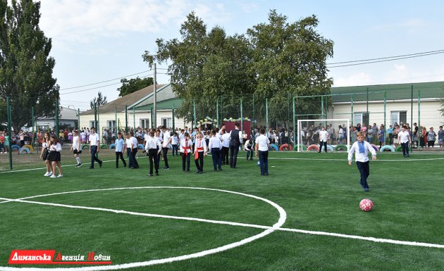 В Кремидовке открыли новое мини-футбольное поле.