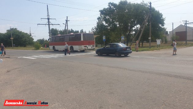 На небезпечному перехресті у Сичавці оновили дорожню розмітку (фото)