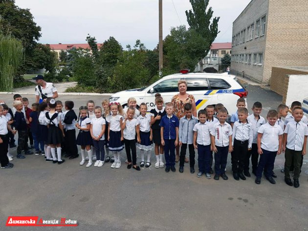 "Увага! Діти на дорозі": коблівські школярі зустрілися з патрульними (фото)
