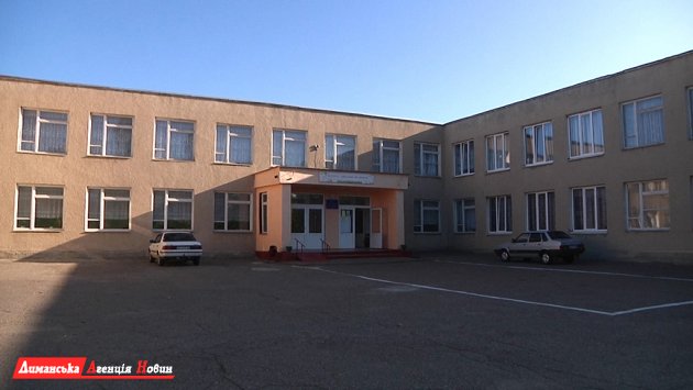 Сичавський шкільний парламент підготувався до Дня вчителя.