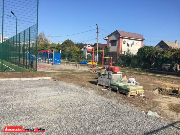 В Крыжановке приступили к строительству баскетбольной площадки (фото)