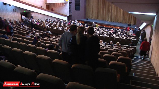 Жителі Визирки подивились виставу в одеському театрі.