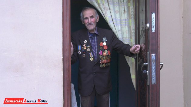 У селі Кінне привітали ветерана з нагоди Дня визволення України.