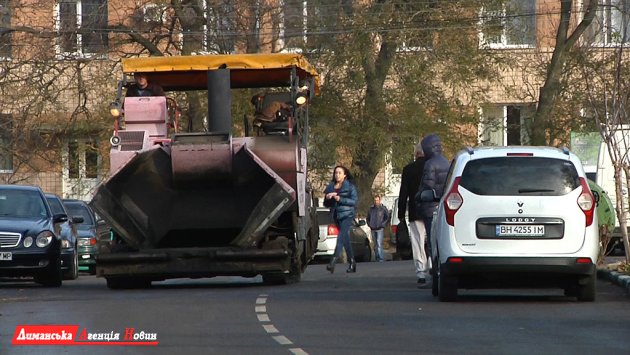 Дороги селища Доброслав ремонтують і готують до зими (фото)