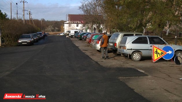 Дороги поселка Доброслав ремонтируют и готовят к зиме.