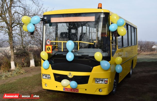 Новенькі шкільні автобуси відправилися до двох шкіл Лиманського району.