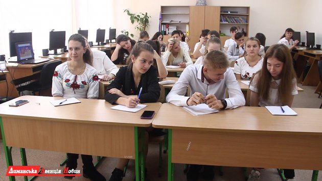 У Сичавській школі старшокласники написали радіодиктант національної єдності (фото)