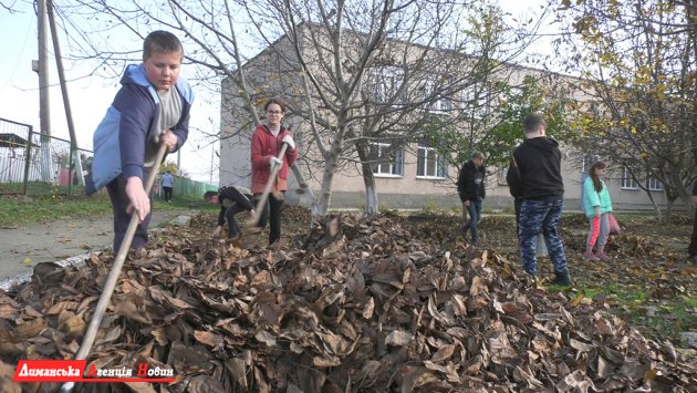 Инициативные жители Александровки привели в порядок территорию возле школы.