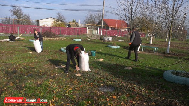 Инициативные жители Александровки привели в порядок территорию возле школы.