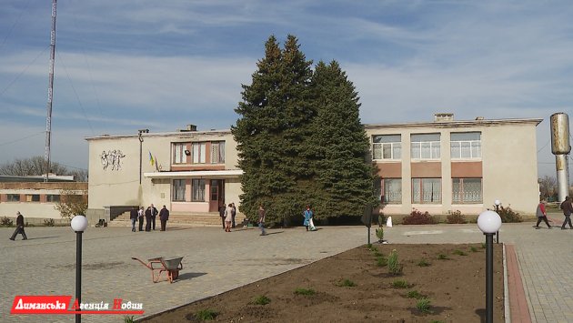 В Визирке и Першотравневом высадили более 1000 кустов и хвойных деревьев (фото)
