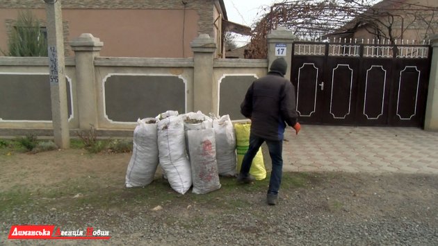 В Першотравневом организовали вывоз опавших листьев.