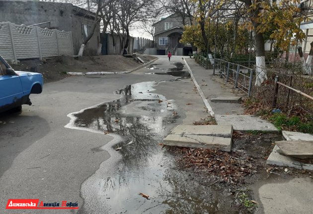 В Коблево пытаются разобраться, кто виноват в том, что канализация по улице Степовой неисправна (фото)