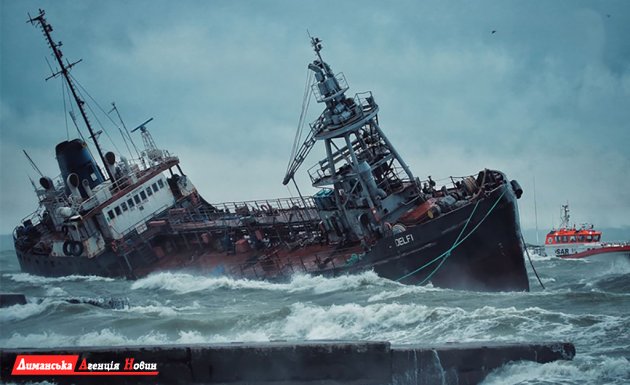В Одесском заливе танкер "Delfi" терпит бедствие: экипаж пытаются спасти.
