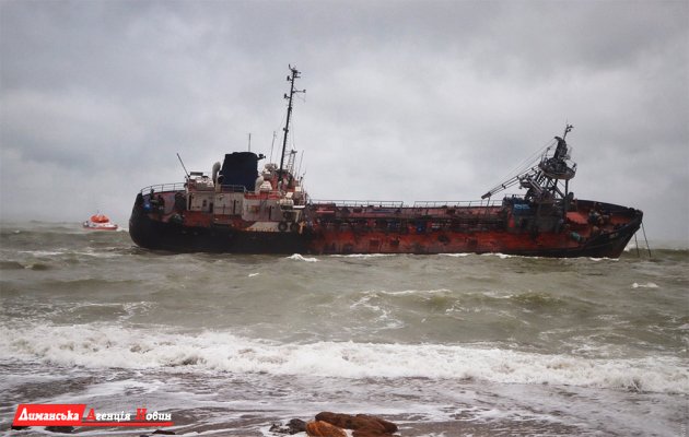 В Одеській затоці танкер "Delfi" потрапив у потужний шторм: екіпаж намагаються врятувати (фото)
