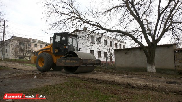 У селі Першотравневе ремонтують провулки, які поєднують вулиці Мічуріна та Шевченка (фото)
