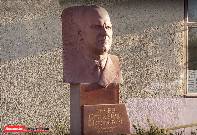 Народний пам’ятник - сільському керівнику.