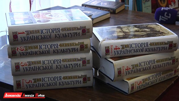 "Команда розвитку" та "ТІС-ТВ" подарували бібліотеці Першотравневого НВК нові книги.